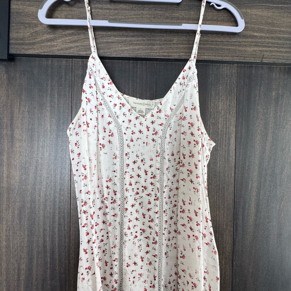 Treasure & Bond Red Floral Lace Trim Top
